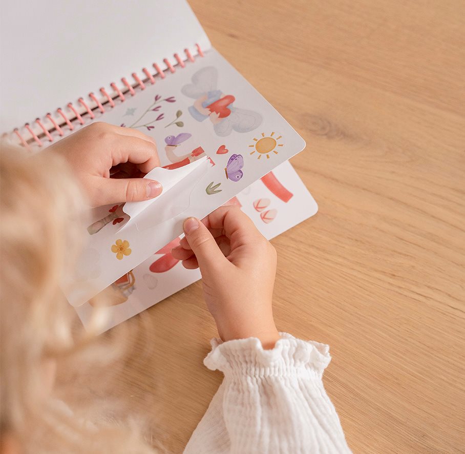 Aankleed- en stickerboek Rosa & Friends